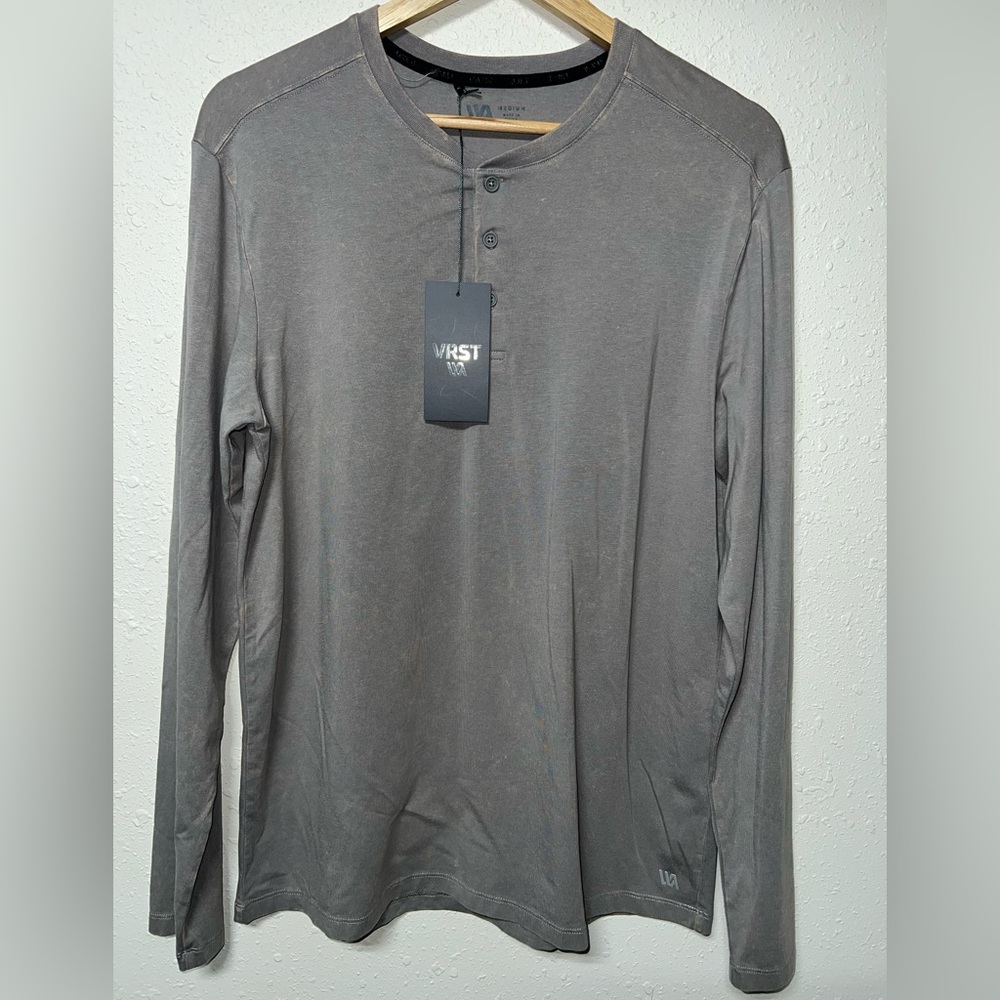 NWT VRST Men's Essential Henley Shirt‎ Men’s Size Medium Color Silver Shadow